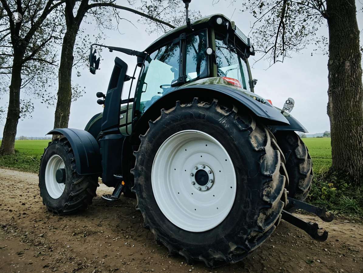 Valtra T235 VERSU GPS, tractors