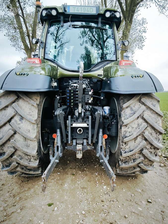 Valtra T235 VERSU GPS, tractors