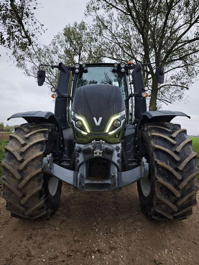 Valtra T235 VERSU GPS, tractors
