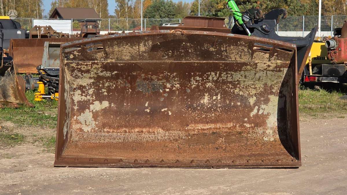 -Kita- Liebherr L542, buckets