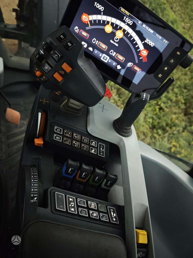 Valtra T235 VERSU GPS, тракторы