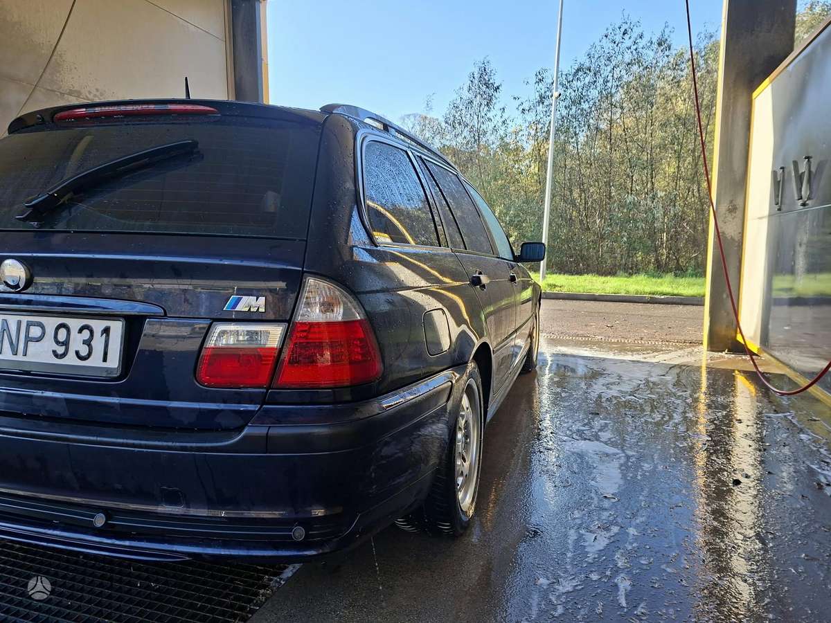 BMW 320, universalas