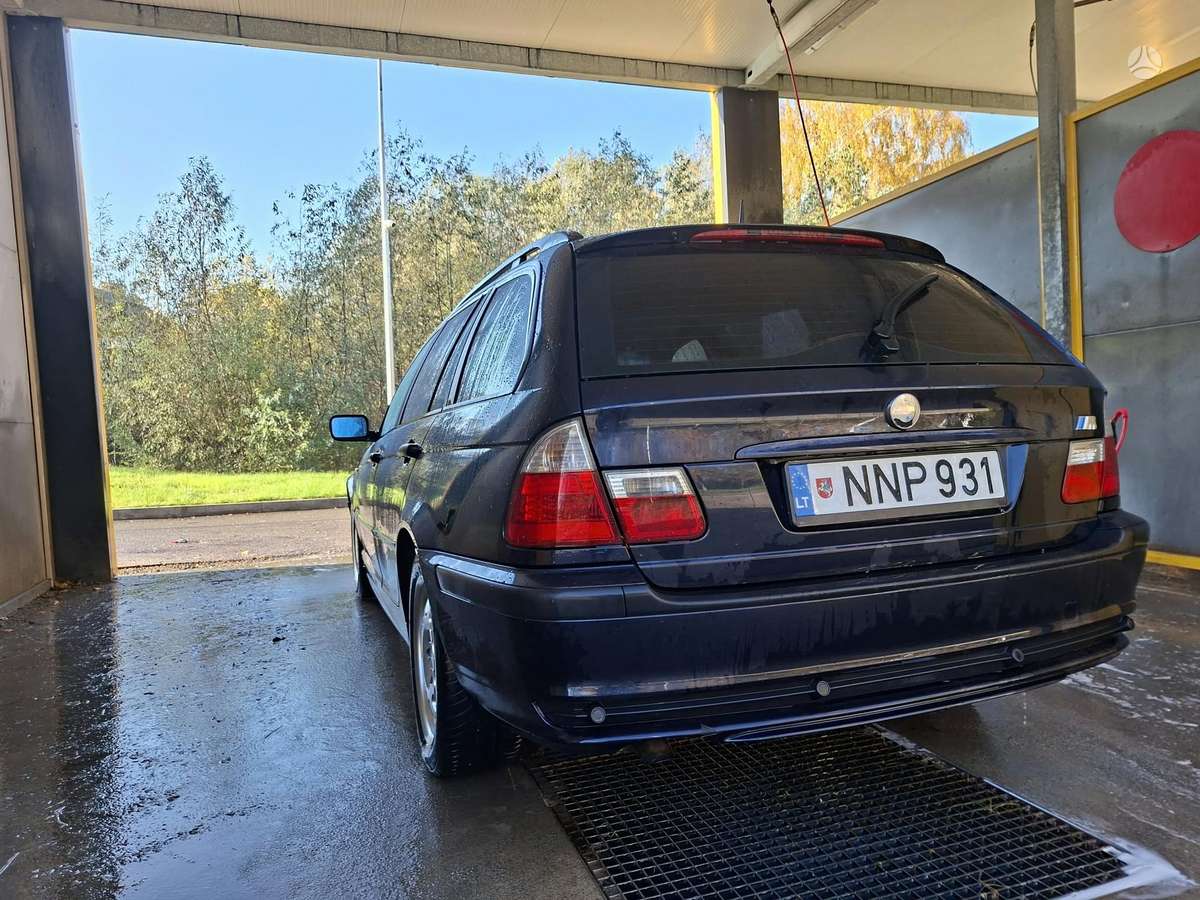 BMW 320, universalas
