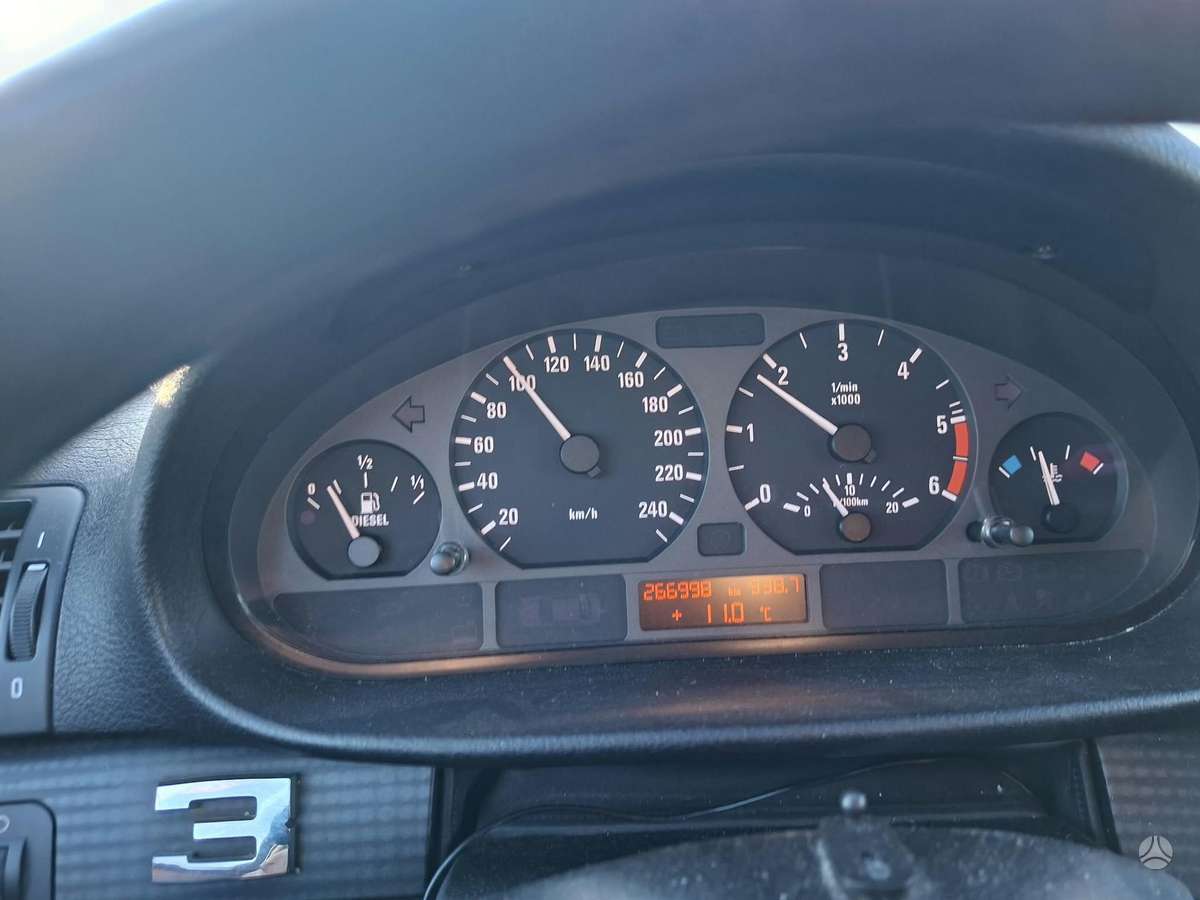 BMW 320, universalas