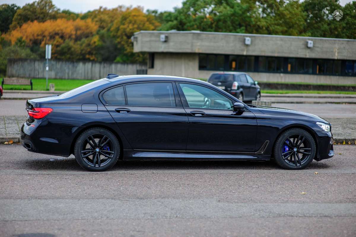 BMW 750, 4.4 l., Седан