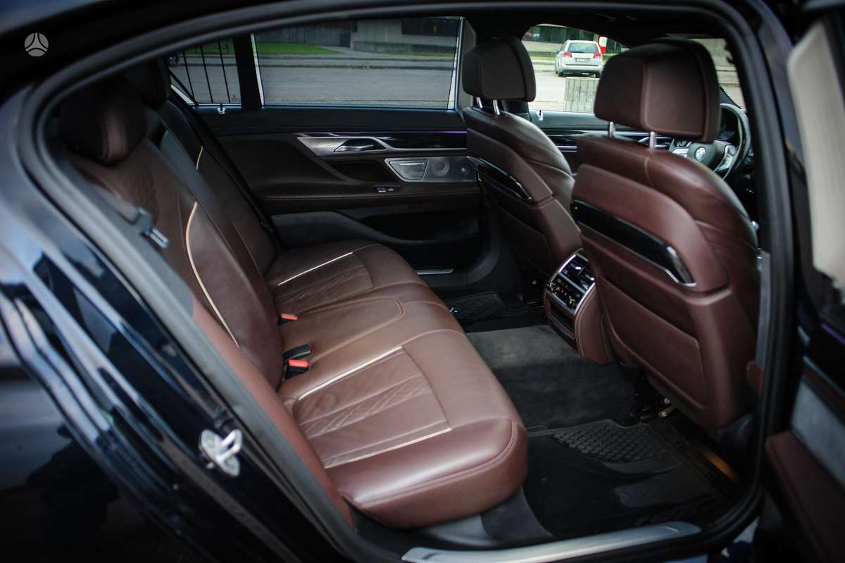 BMW 750, 4.4 l., Седан