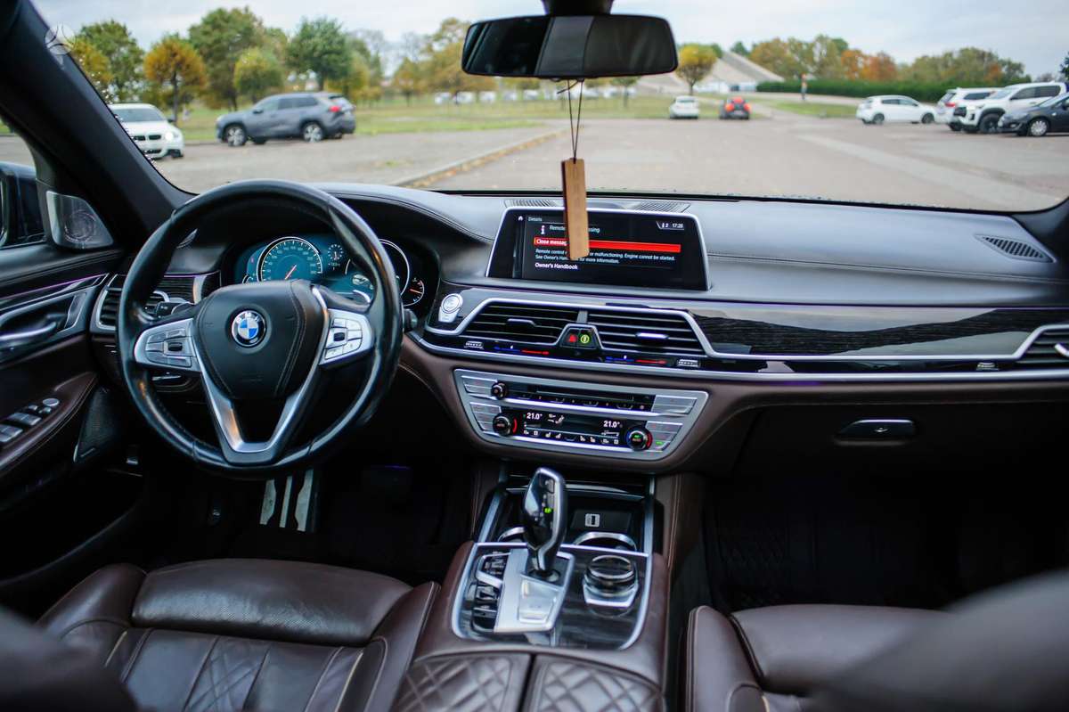 BMW 750, 4.4 l., Седан