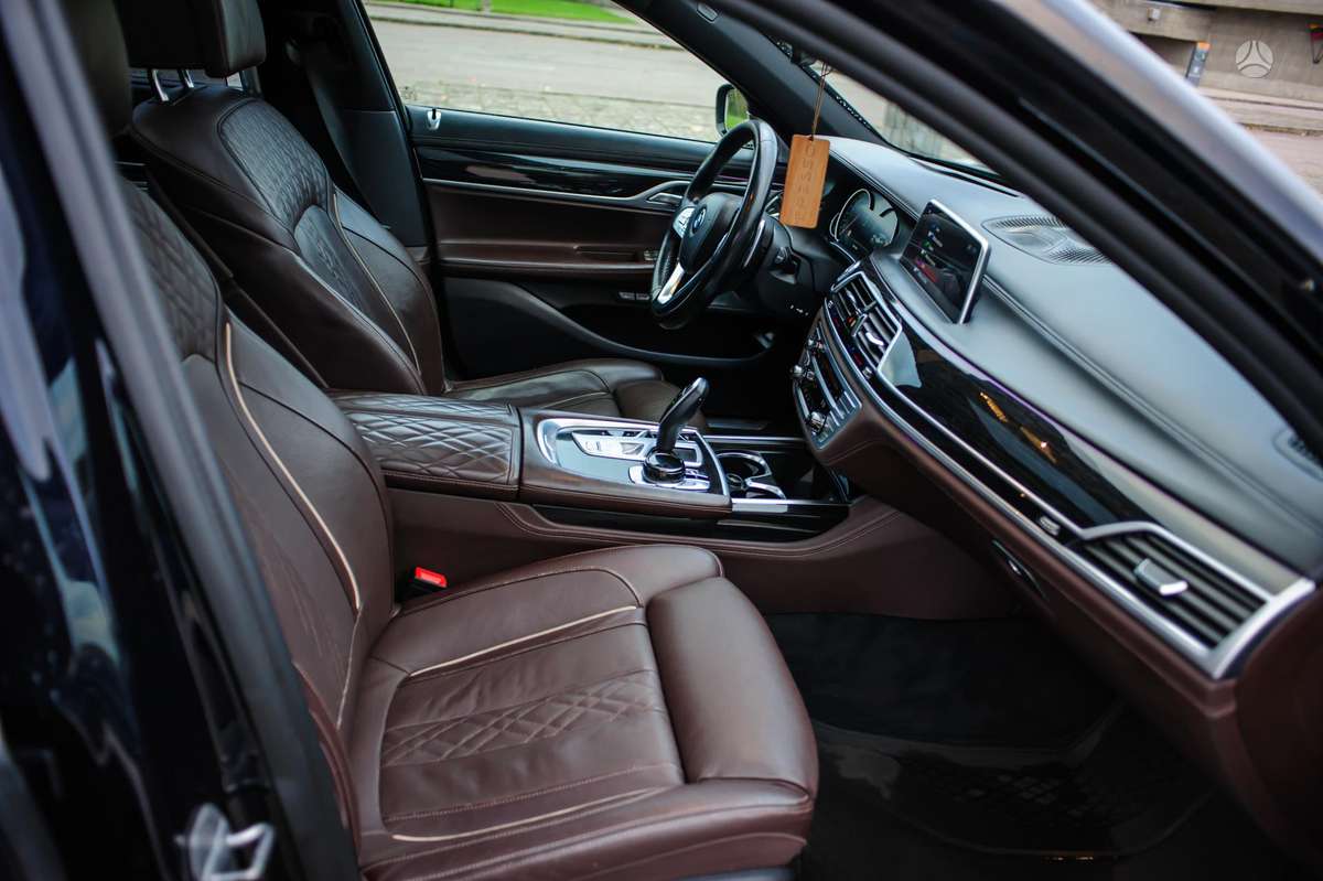 BMW 750, 4.4 l., Седан