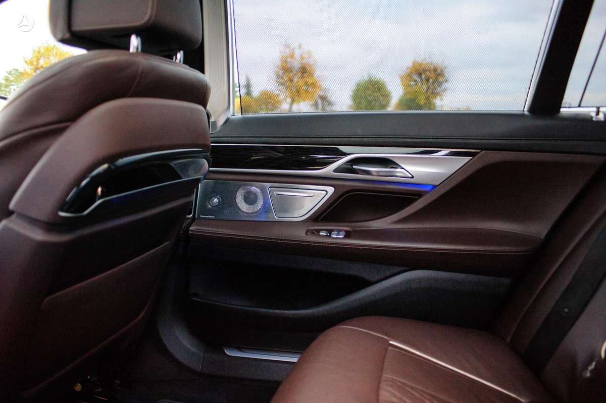 BMW 750, 4.4 l., Седан