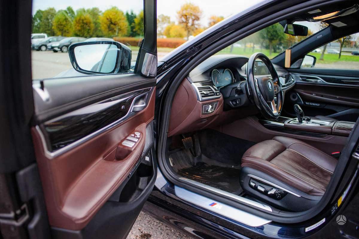BMW 750, 4.4 l., Седан