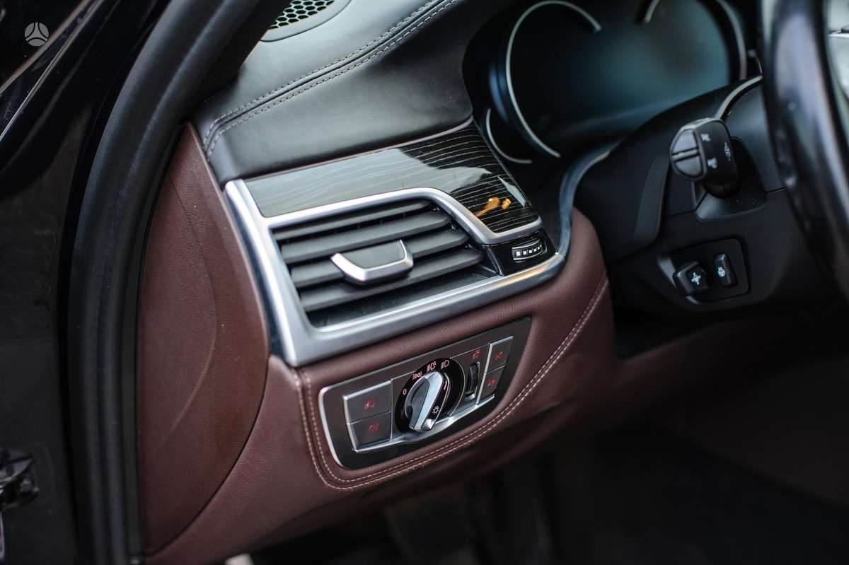 BMW 750, 4.4 l., Седан