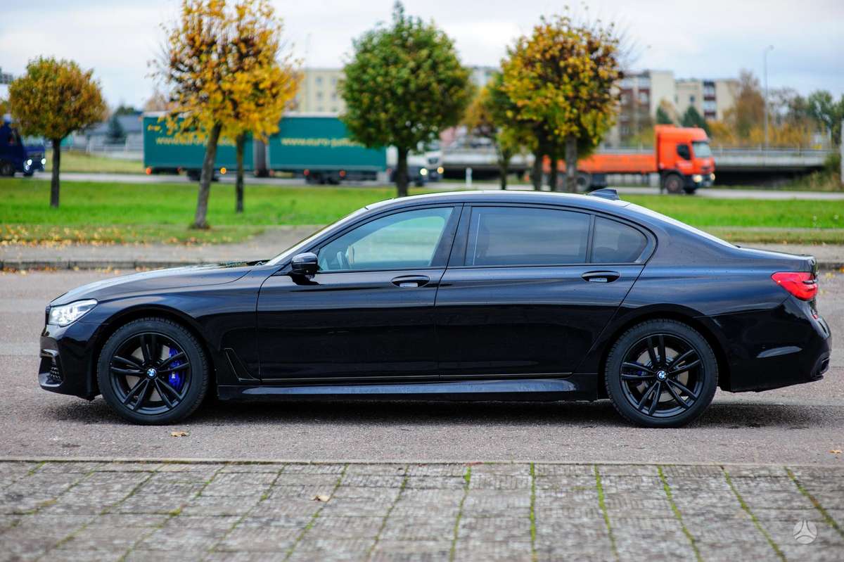 BMW 750, 4.4 l., Седан
