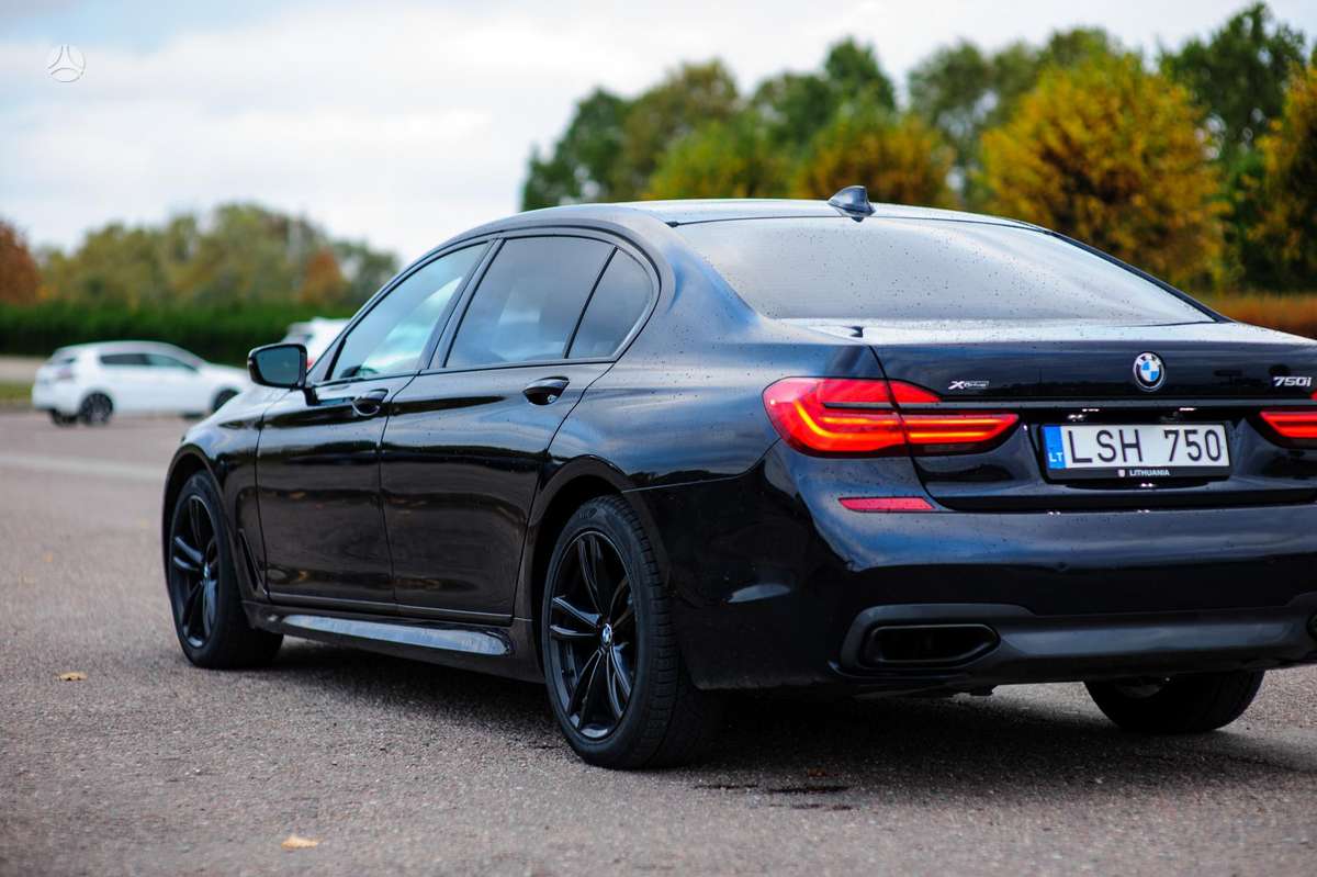 BMW 750, 4.4 l., Седан