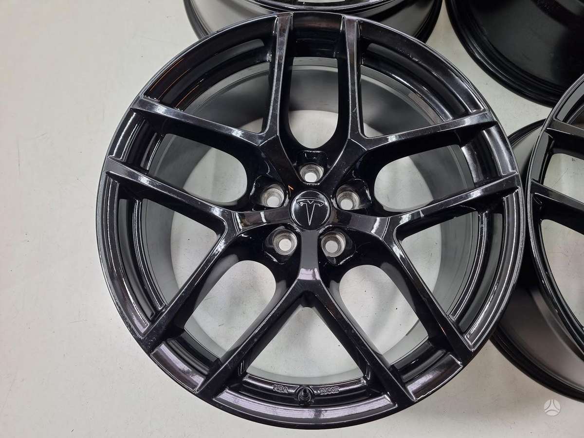 TESLA Model Y, light alloy, R20