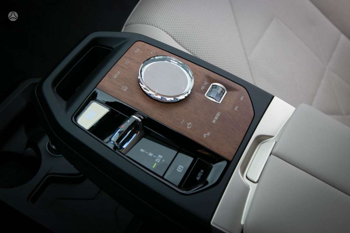BMW iX, Внедорожник / Кроссовер