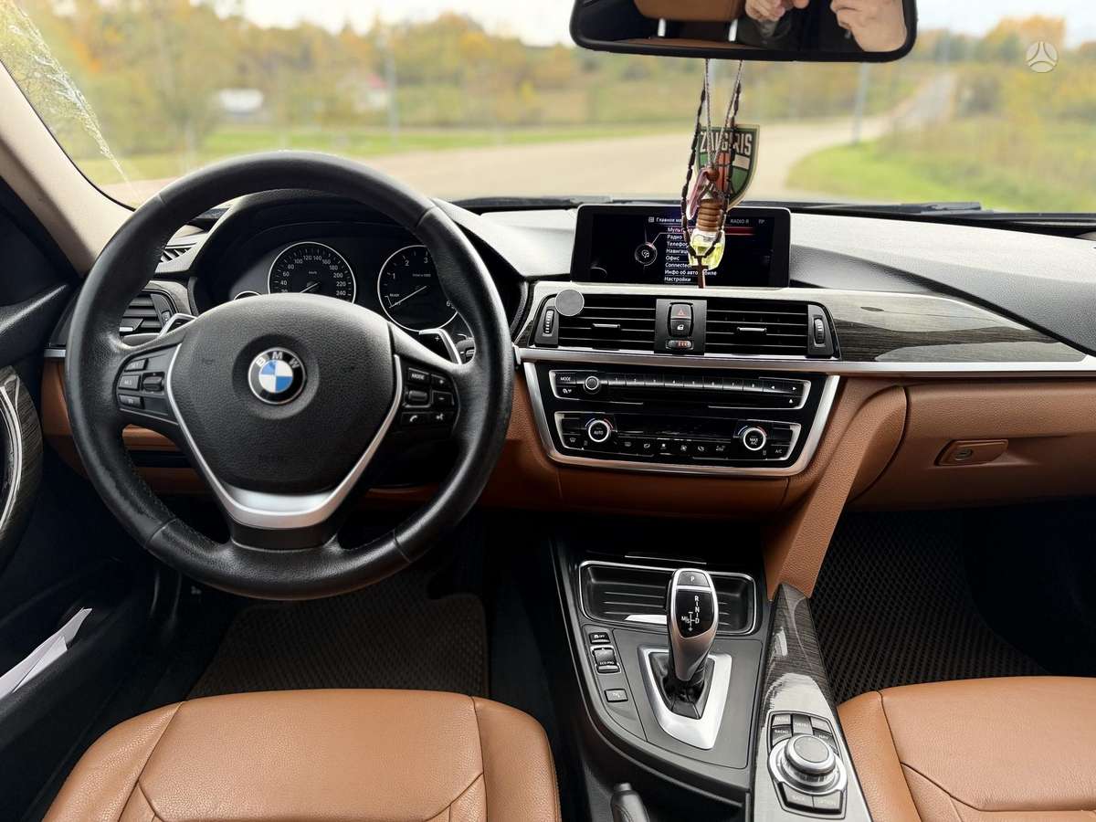 BMW 330, universalas