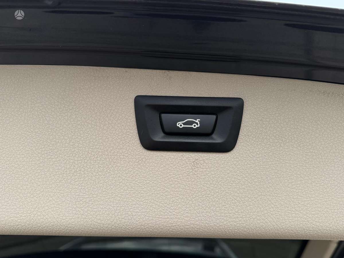 BMW 330, universalas