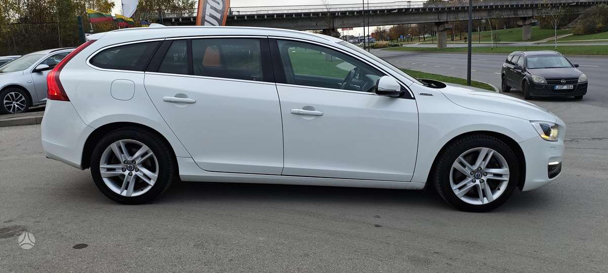 Volvo V60 2013 — двигун 2400 cm³, 215 HP (158kW)