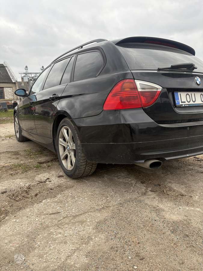 BMW 318, universalas