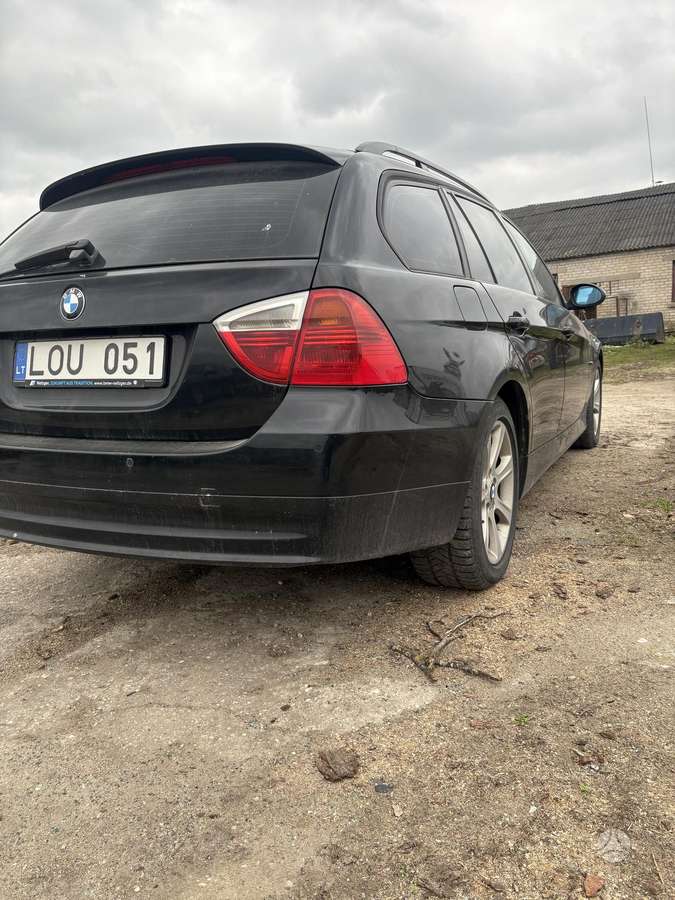 BMW 318, universalas