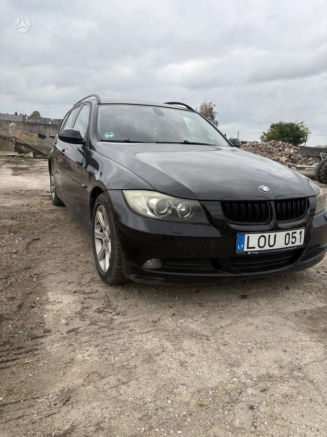 BMW 318, universalas