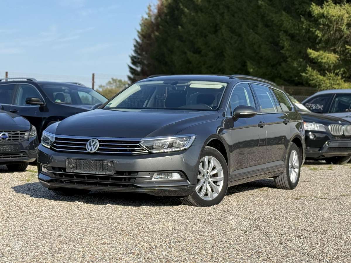 Volkswagen Passat 2015 — rear view