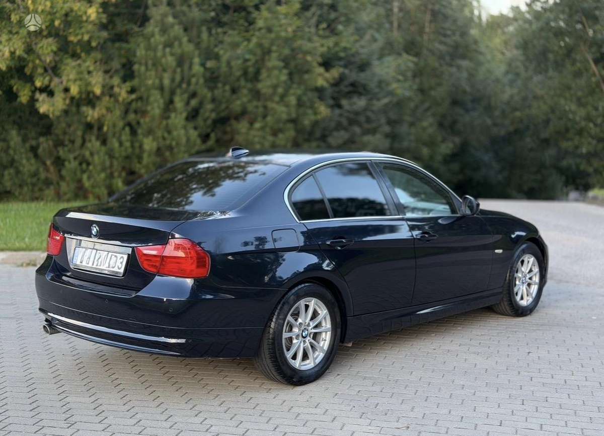 BMW 320, Седан