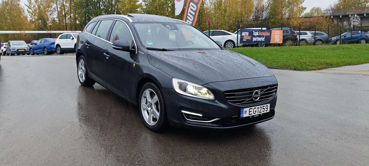 Volvo V60 2013 — двигун 2400 cm³, 215 HP (158kW)