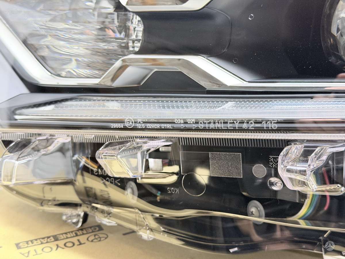 Toyota RAV4 фары