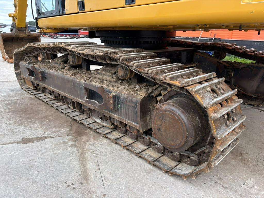 Caterpillar 352, excavator