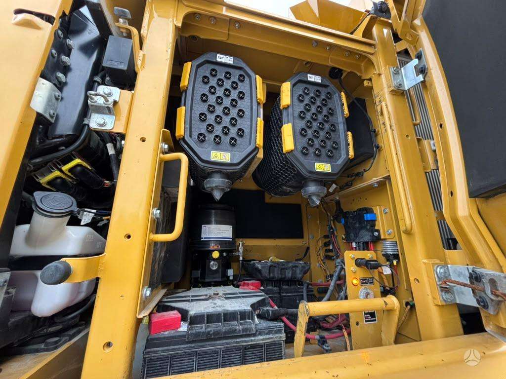 Caterpillar 352, excavator