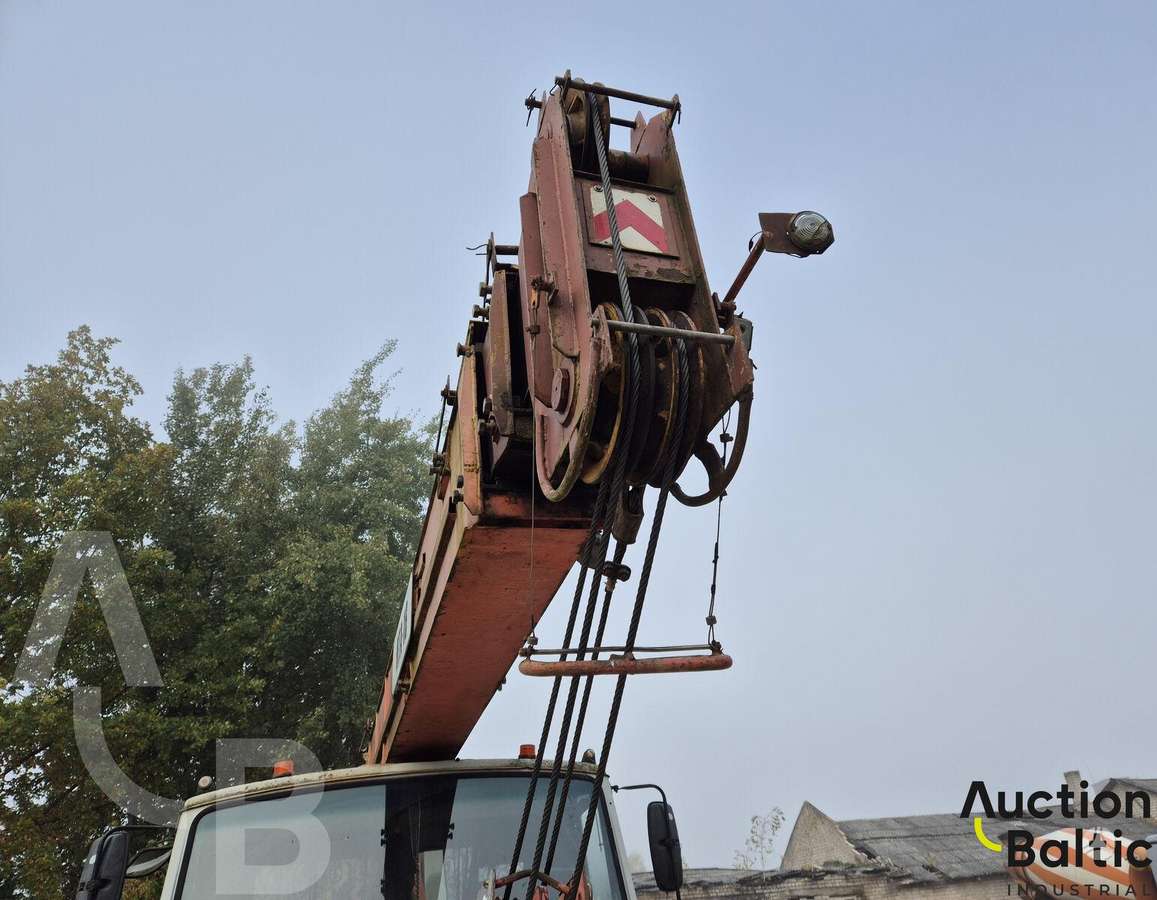 MAZ 5337, краны