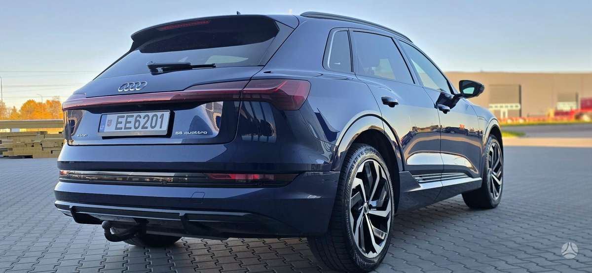 Audi e-tron, off-road / crossover