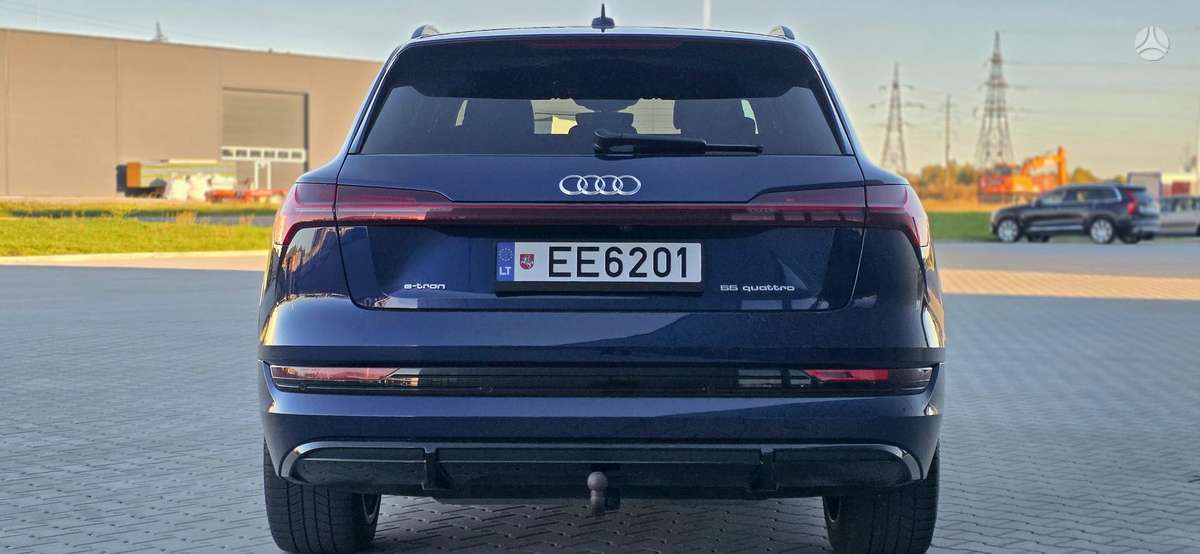 Audi e-tron, off-road / crossover