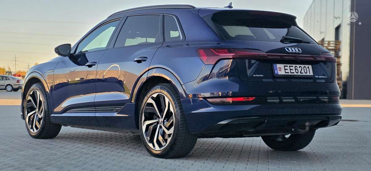 Audi e-tron, off-road / crossover