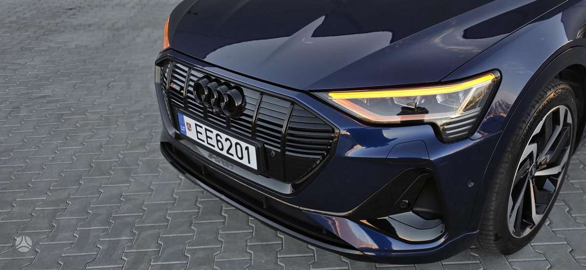 Audi e-tron, off-road / crossover