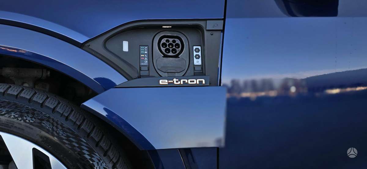 Audi e-tron, off-road / crossover