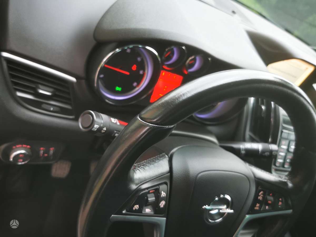 Opel Zafira 2012 — photo 22