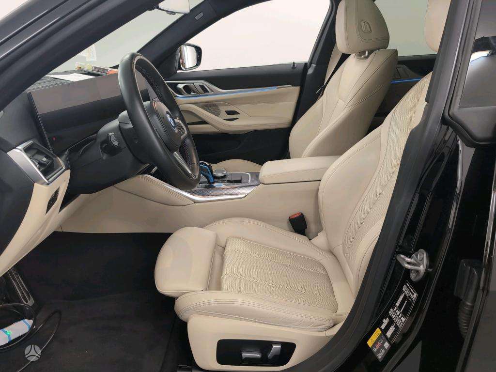 BMW i4, Седан