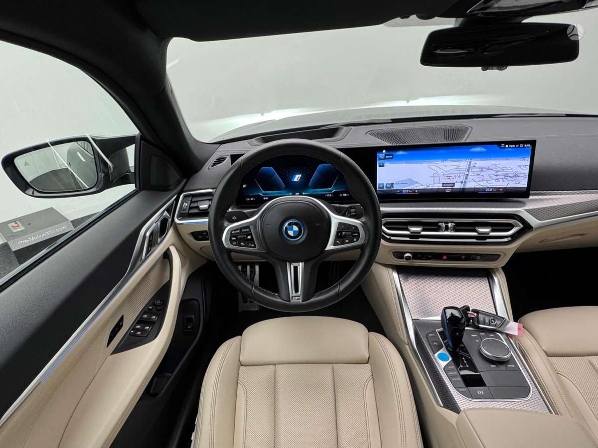 BMW i4, Седан