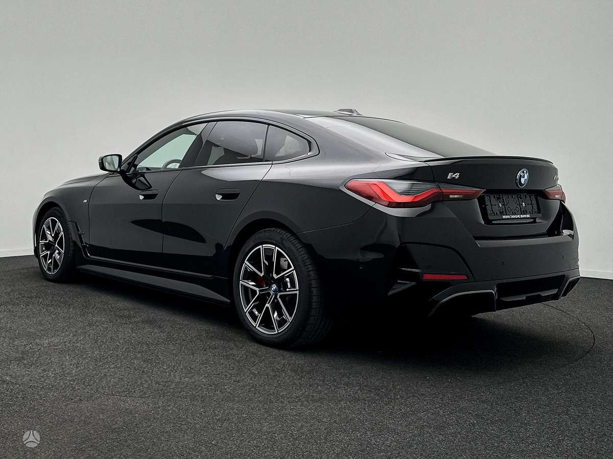 BMW i4, Седан