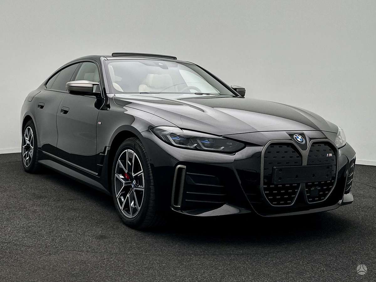 BMW i4, Седан