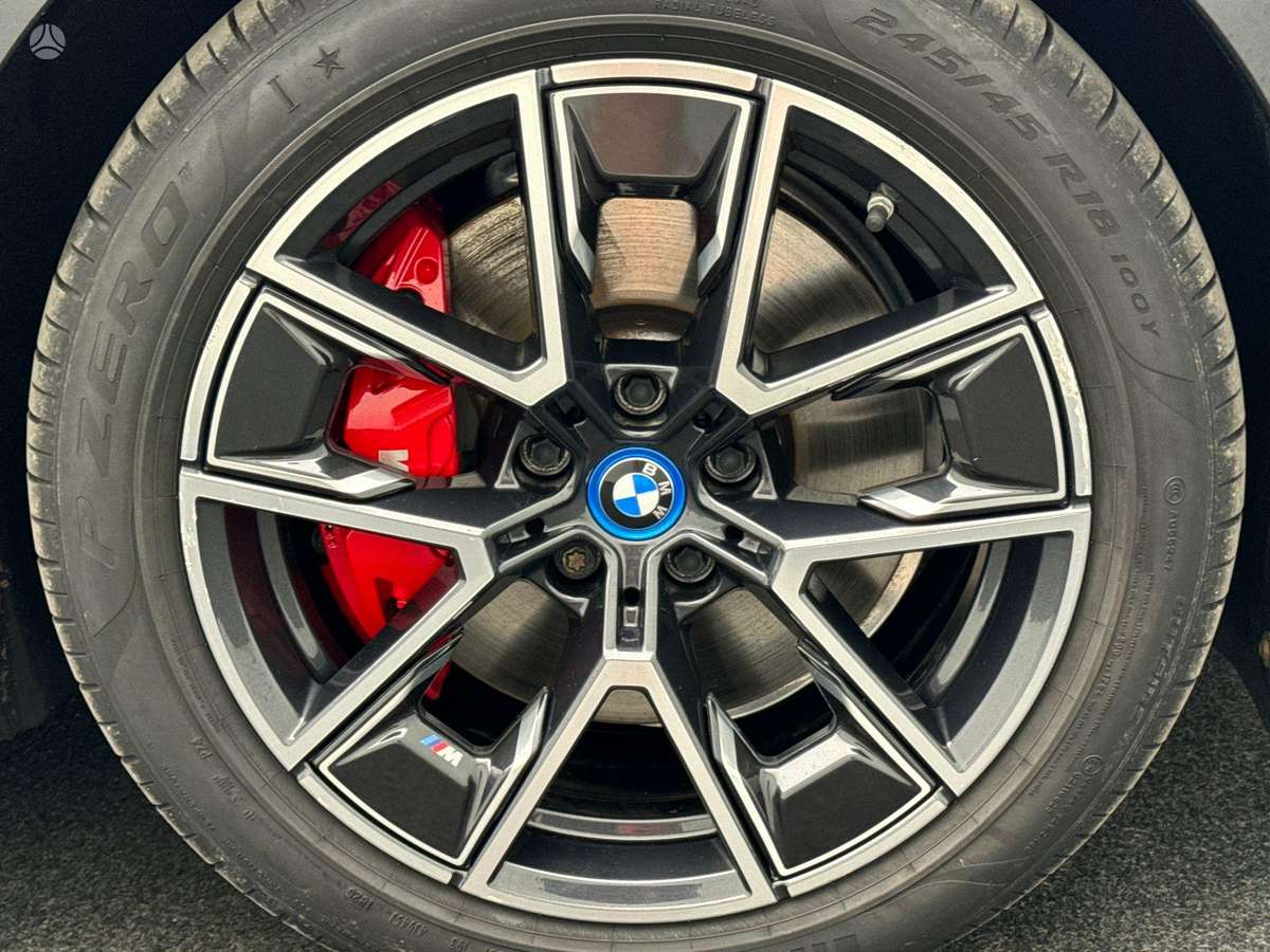 BMW i4, Седан