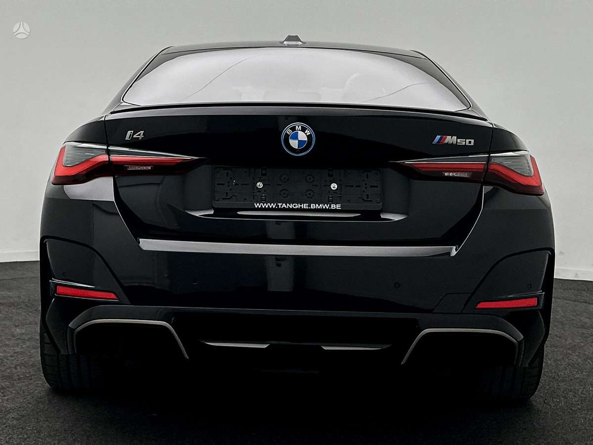BMW i4, Седан