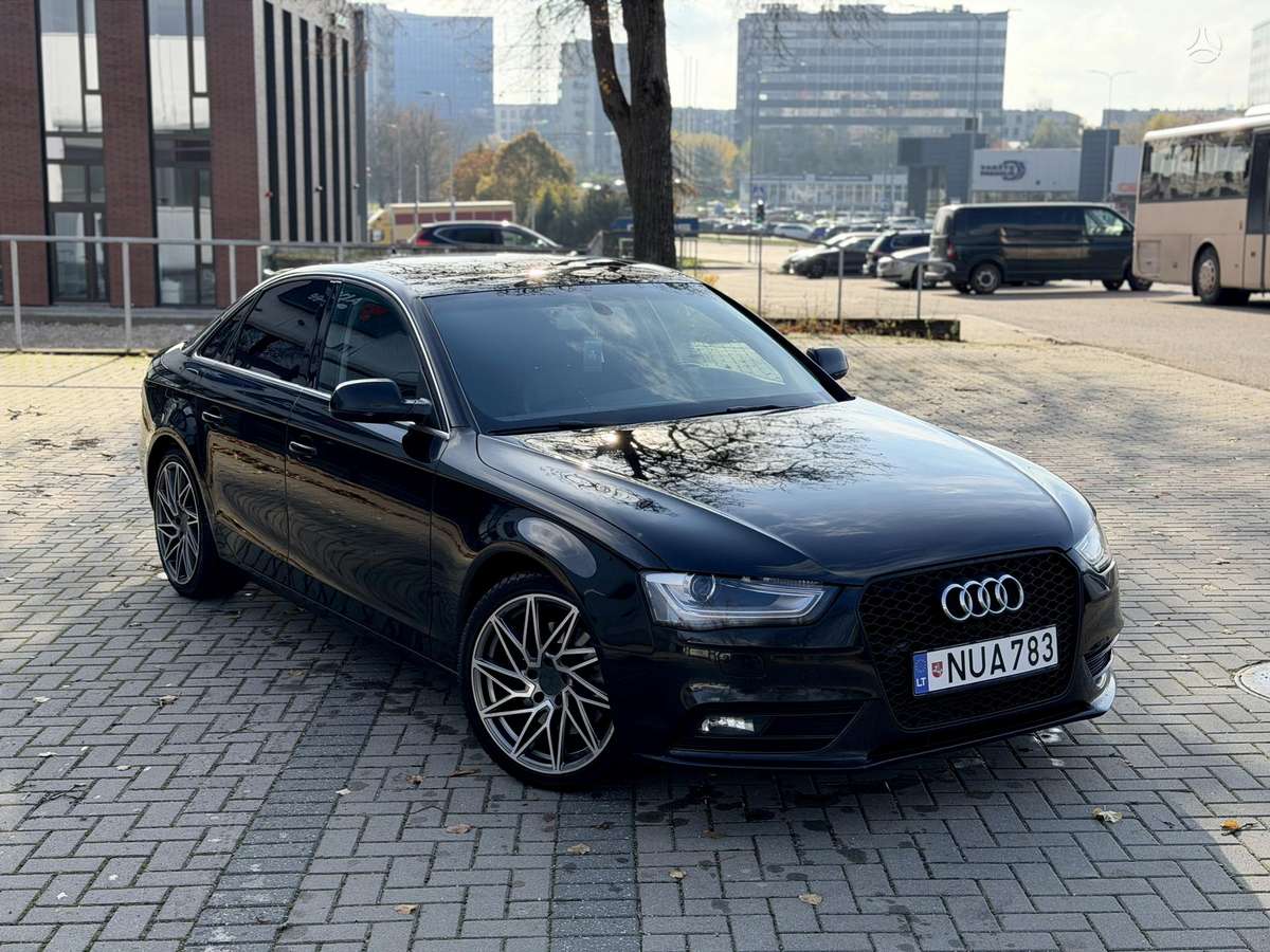 Audi A4, Седан