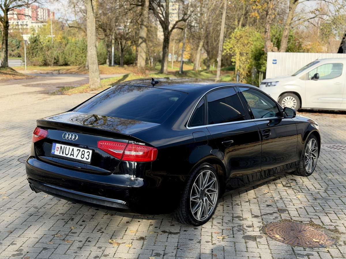 Audi A4, Седан