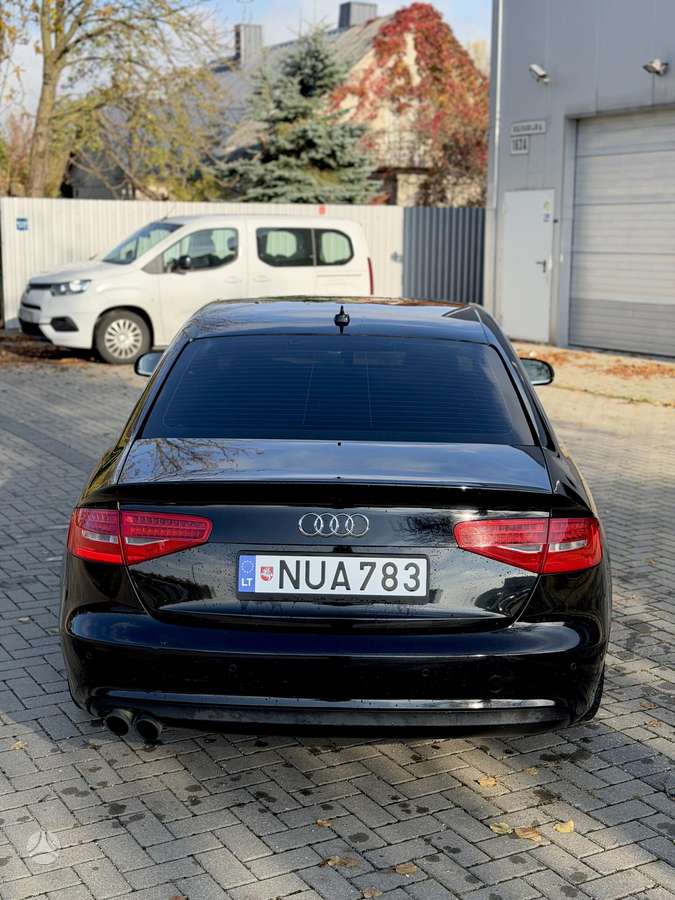 Audi A4, Седан