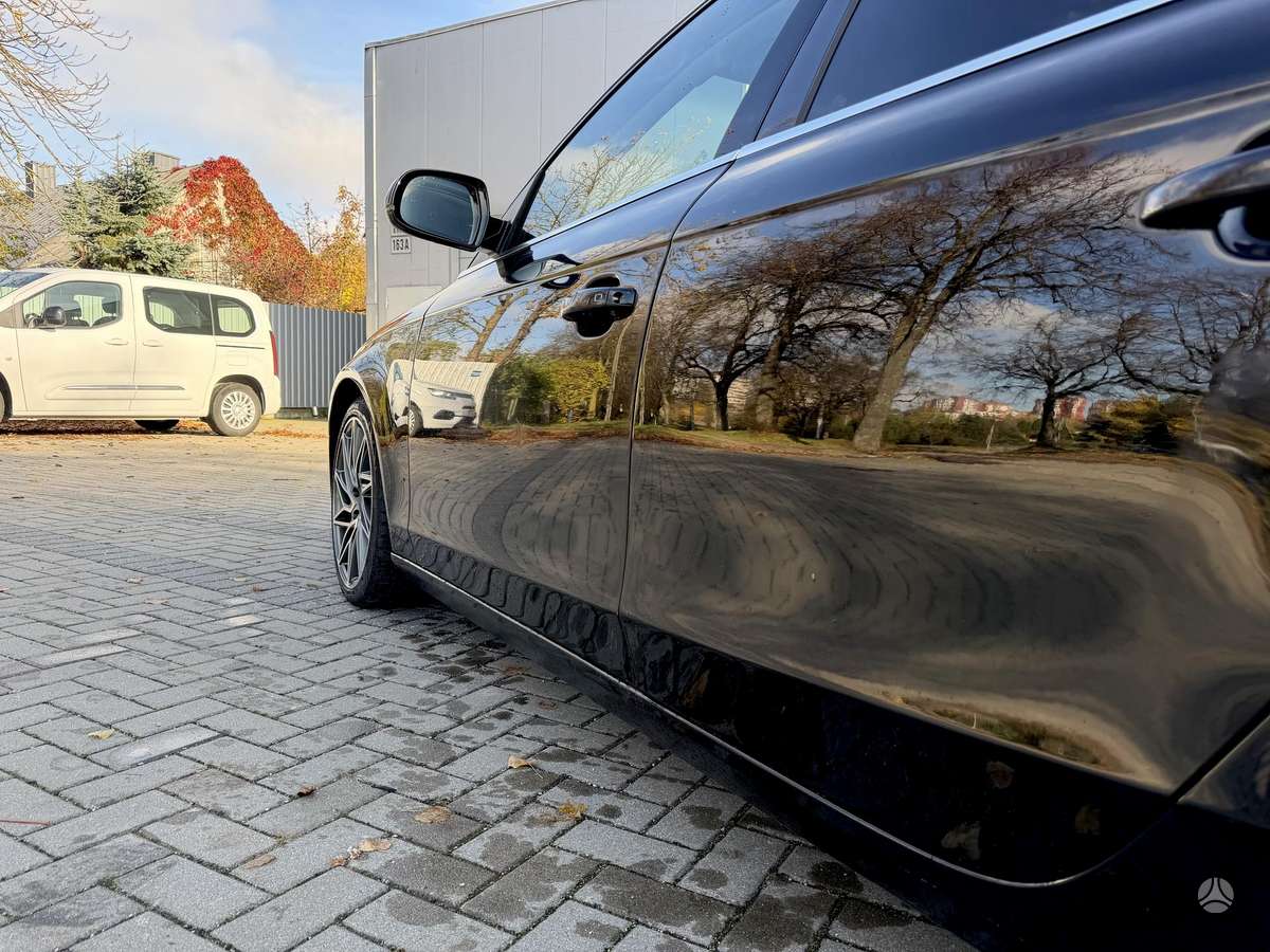 Audi A4, Седан
