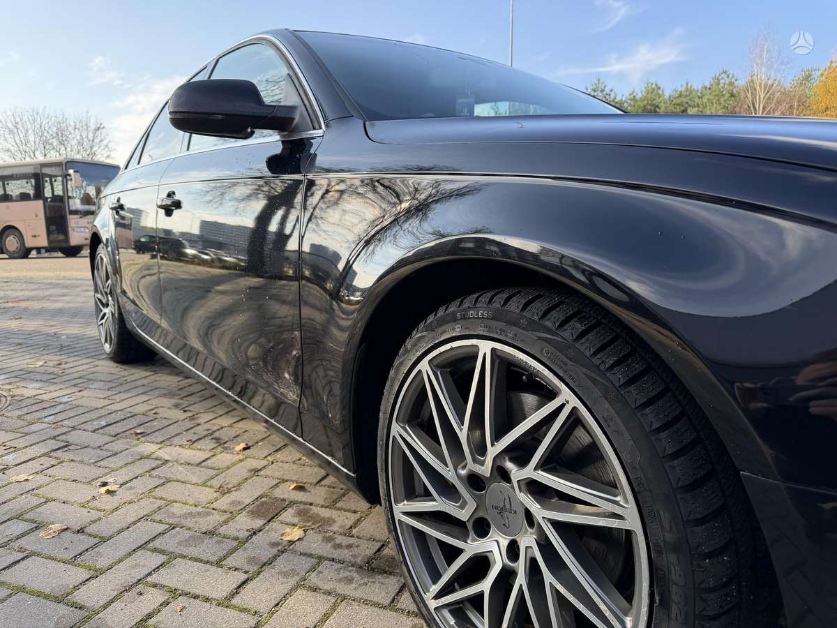 Audi A4, Седан