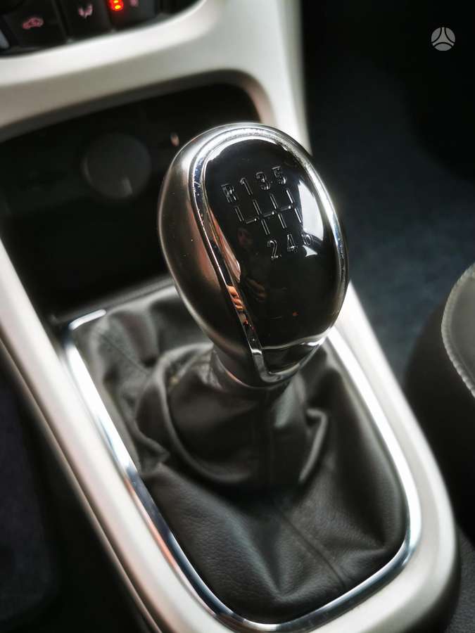 Opel Astra 2013 — photo 22